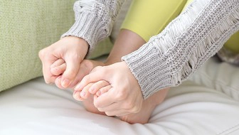 手足の冷えで眠れない原因と寝つきをよくする方法【医師監修】