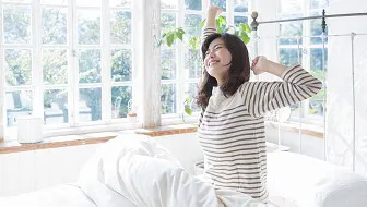 良質な睡眠でスッキリ目覚める方法｜早起きが苦手な人必見のコツ4選