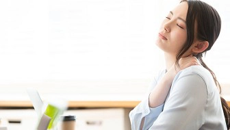 仕事中の肩こり解消法｜原因と今すぐできる対策を医師が解説