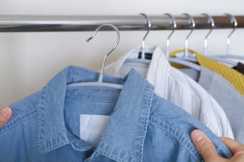 服の色あせ・変色を防ぐ方法｜原因と洗濯・収納時の対策を解説