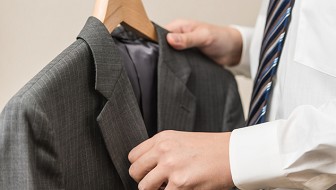 スーツを美しく保つための方法はありますか？　保管方法やお手入れの仕方を教えてください。