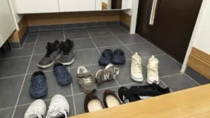 玄関のニオイの原因と対策｜靴・下駄箱のニオイ解消法をエステーの研究員が解説