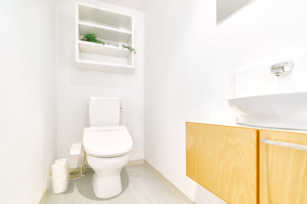 トイレのニオイを消すには？掃除や換気、フレッシュな空間に変える新定番の消臭アイテムも