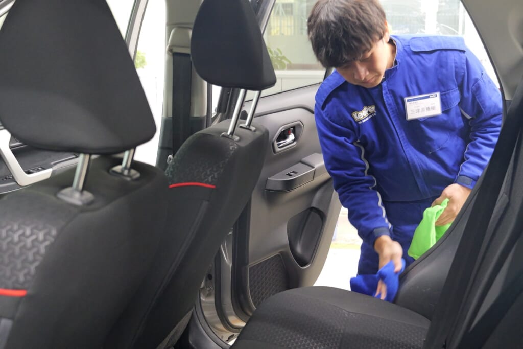 車の中の掃除、後回しにしていませんか？プロが伝授！車内清掃のやり方とコツ