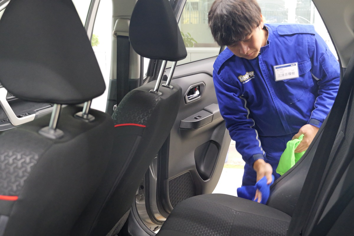 車の中の掃除、後回しにしていませんか？プロが伝授！車内清掃のやり方とコツ