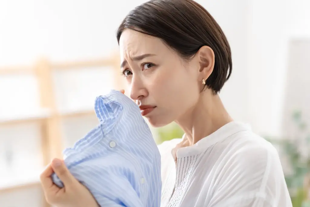 【プロ直伝】洗えない夏服の黄ばみ・ニオイに！自宅ケアと汗抜きクリーニング